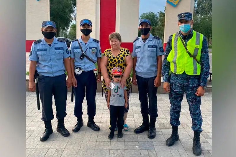 Гвардейцы Талдыркоргана вернули потерявшегося малыша родственникам