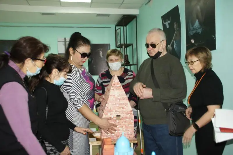 Выставка достопримечательностей Казахстана для слабовидящих проходит в Караганде