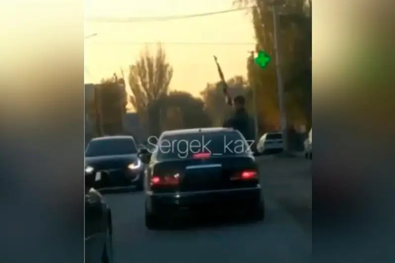 Almaty oblysyndada kólik salonynan áýege oq atqan buzaqy ustaldy