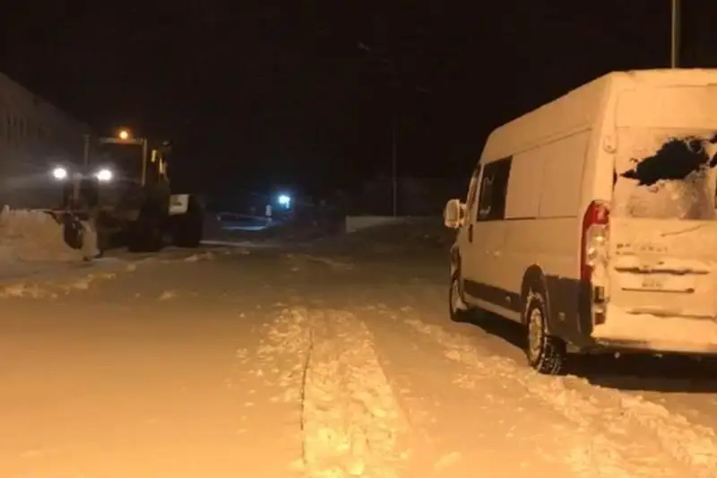 Колонна машин попала в снежный занос вблизи погранпоста в ВКО