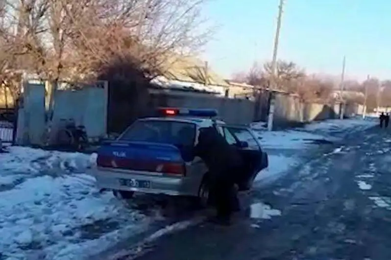 Замерзающего в дороге путника довезли в соседнее село туркестанские полицейские