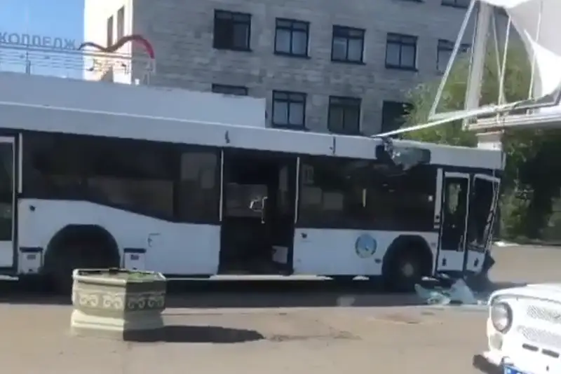 В Павлодаре автобус с пассажирами врезался в столб и в рекламный щит