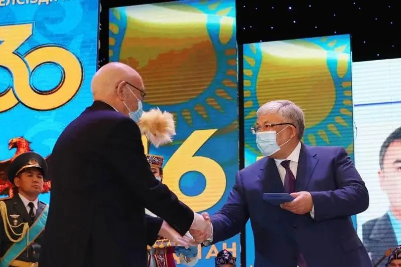 Крымбек Кушербаев вручил госнаграды жителям Жамбылской области