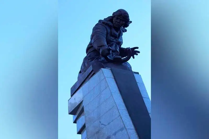 Обновлённый памятник Нуркену Абдирову открыли в Караганде