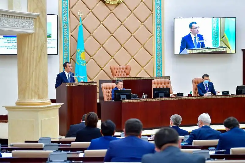 Senat Tóraǵasy máslıhat hatshylarymen kezdesti