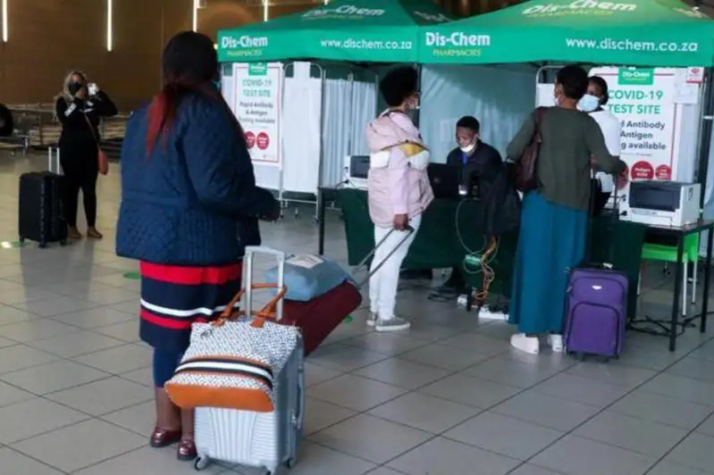 ВОЗ назвала новый штамм коронавируса «Омикрон», он закрывает границы и тянет рынки на дно