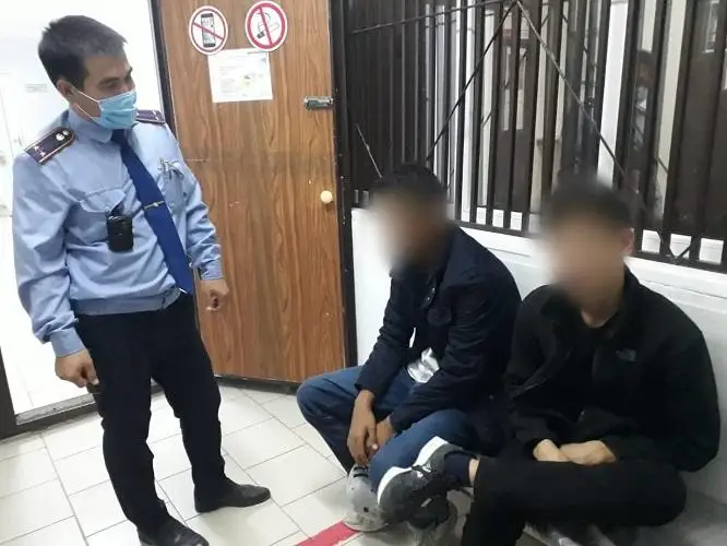 Двух пьяных подростков на детской площадке задержали в Атырау