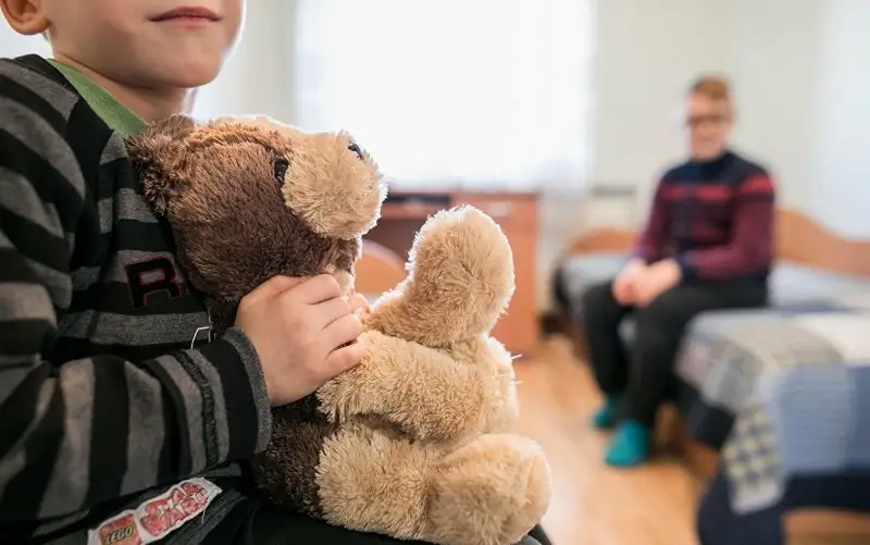 Работник отдела образования Талдыкоргана за взятку хотел передать сироту в семью