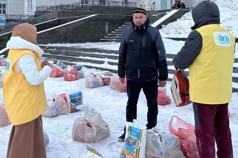 Волонтёры раздали продуктовые наборы многодетным семьям в Карагандинской области