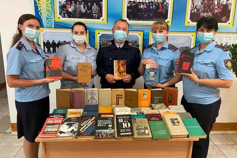 100 книг школе для осужденных подарили сотрудники акмолинской колонии