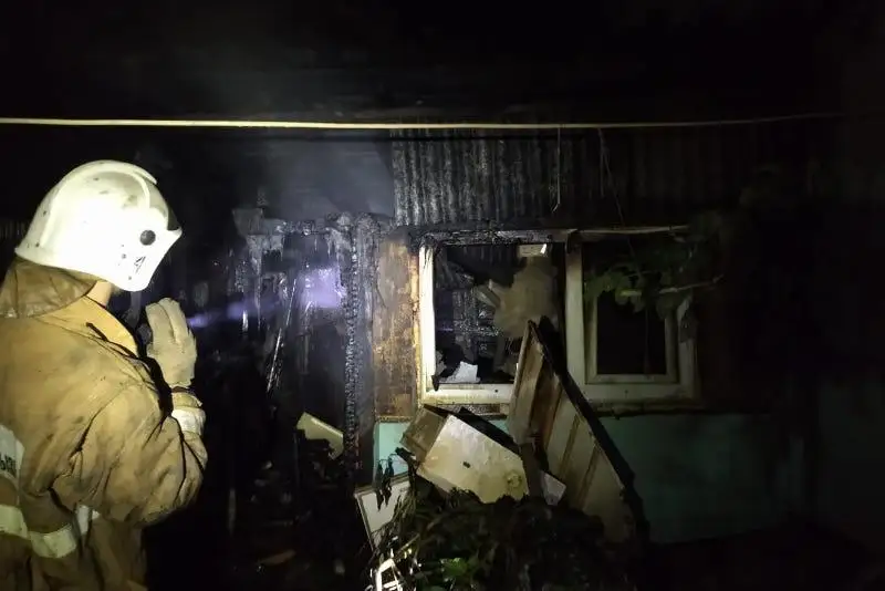 Десять человек спасли на пожаре в Караганде