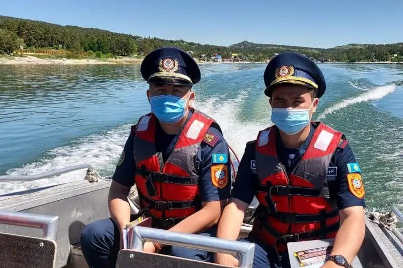 Водный дозор проводят спасатели ВКО