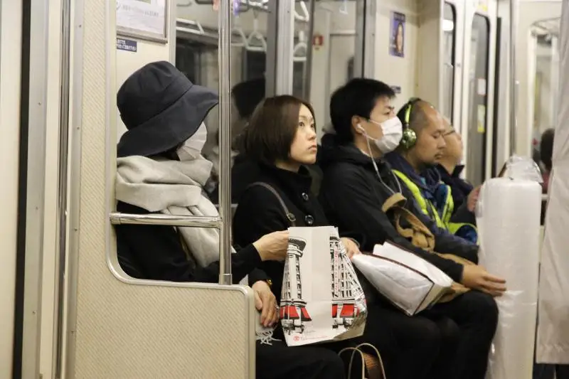 Belgisiz bireý Tokıo metrosynda adamdarǵa qyshqyl shashqan