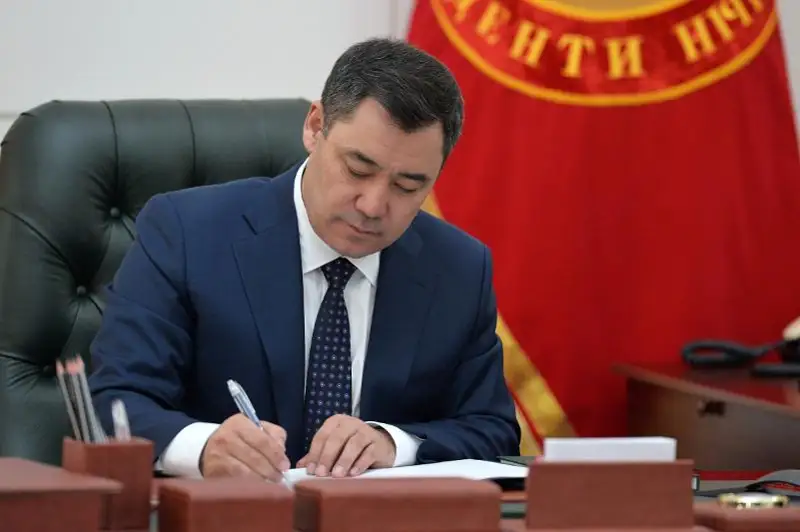 Qyrǵyzstan Prezıdenti Úkimetti otstavkaǵa jiberý týraly Jarlyqqa qol qoıdy