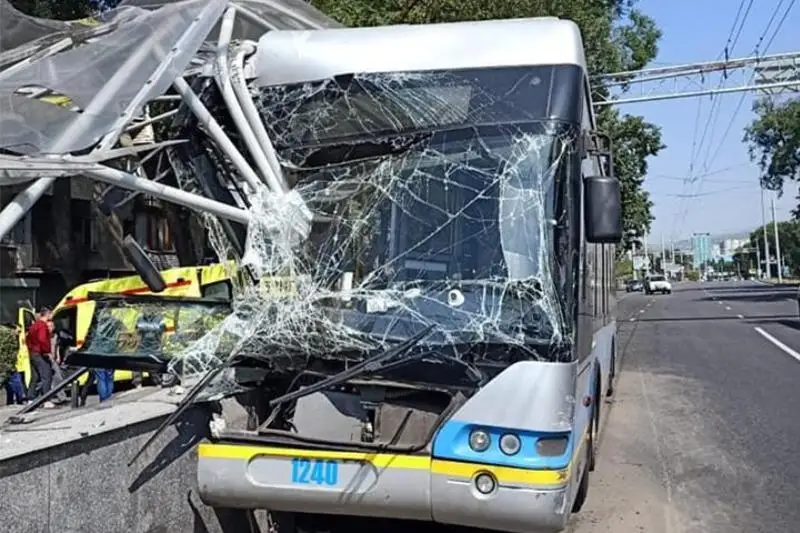 Троллейбус въехал в подземный переход в Алматы: есть пострадавшие
