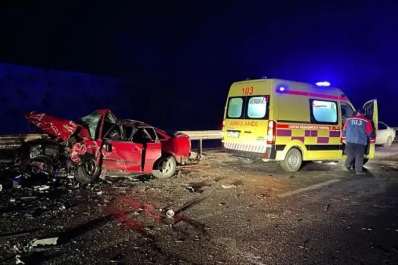 Qostanaı oblysynda jol apatynan eki adam kóz jumyp, tórt adam zardap shekti