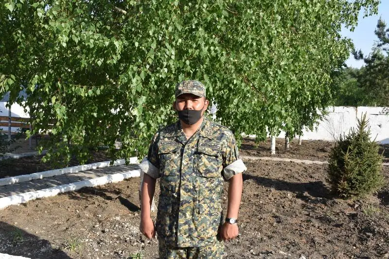 Гвардеец потушил возгорание и эвакуировал жителей задымленного подъезда в Петропавловске