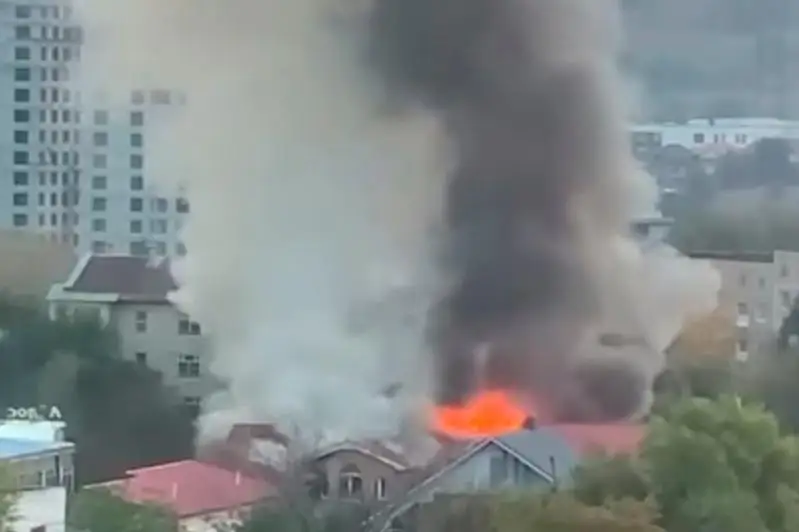 Густой дым от пожара сняли на видео алматинцы