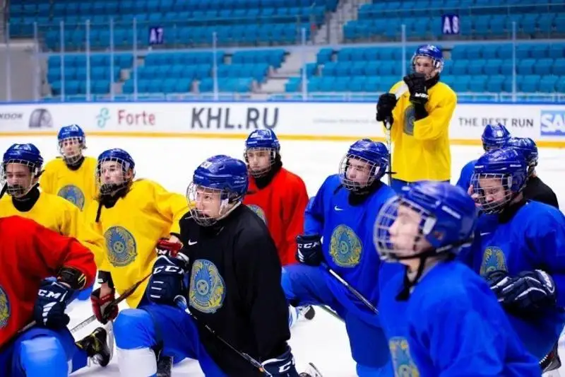 Юношеская команда Казахстана по хоккею отправилась на международный турнир в Беларусь
