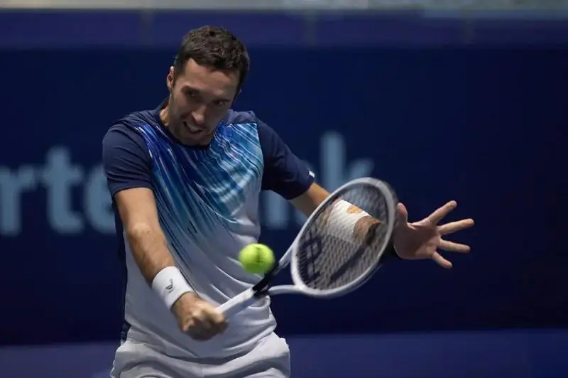 Михаил Кукушкин прошел во второй круг теннисного турнира во Франции