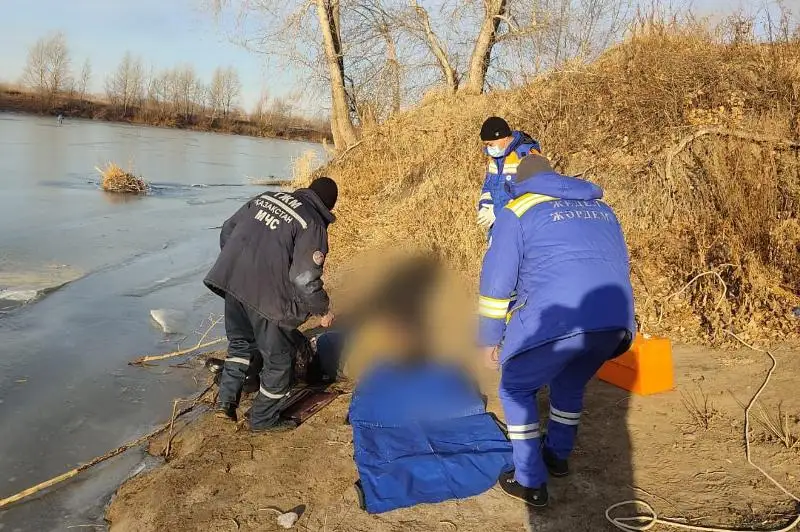Рыбак провалился под лёд в Павлодаре