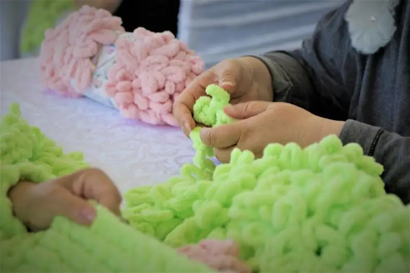 Жители столицы связали сердце в знак благодарности медикам