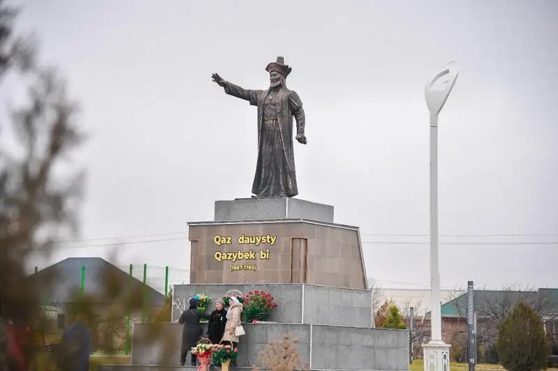 Памятник Казыбек бию открыли в Туркестане