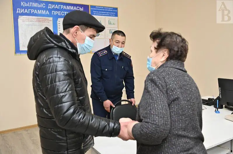 Участковый из Актобе помог семье погорельцев найти временное жилье