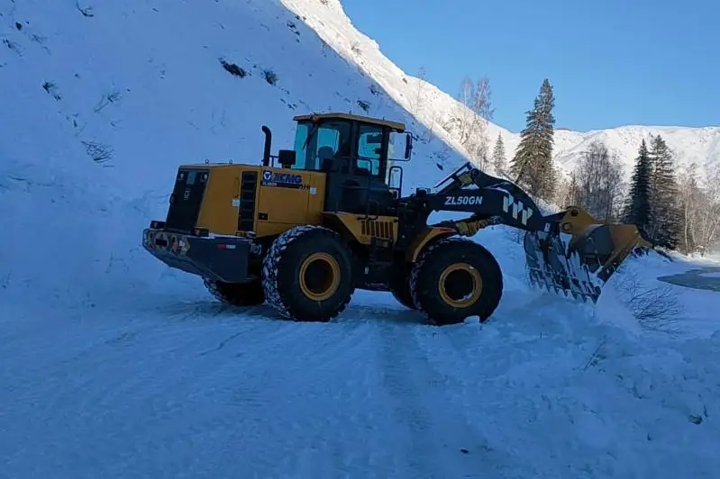 Около тысячи кубометров снега спустили в Катон-Карагайском районе ВКО