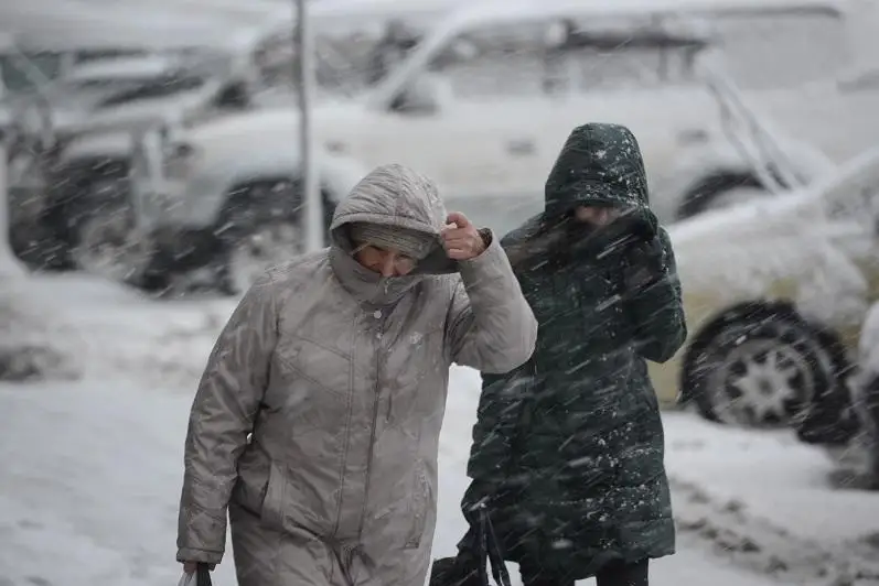 Снег, сильный ветер, гололед - погода 19 ноября в Казахстане