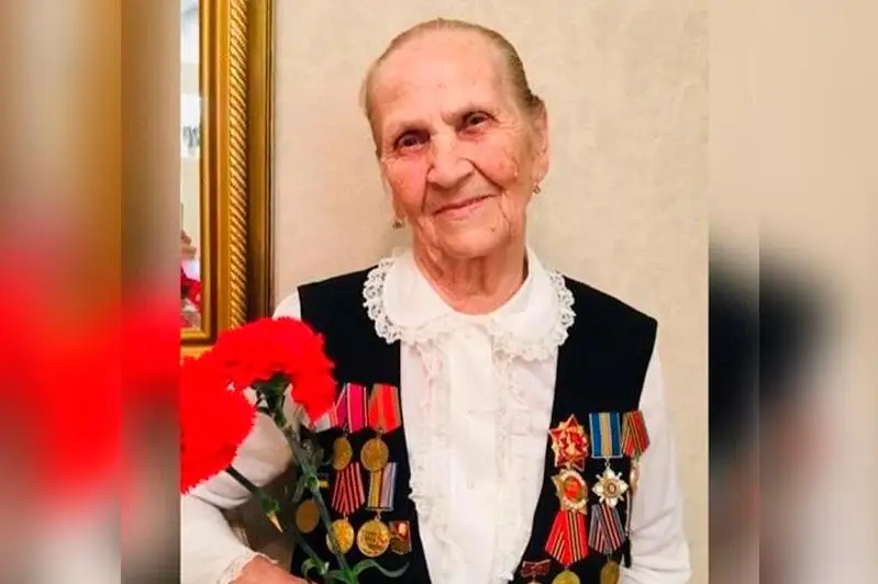 94-летняя ветеран войны из Актау шьёт одежду и вяжет картины