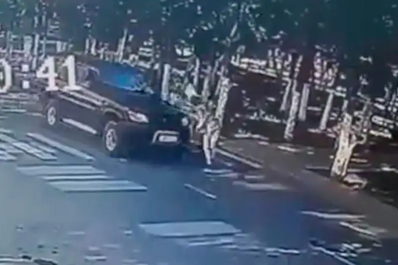 Jezqazǵanda joldan ótip bara jatqan 67 jastaǵy keıýanany kólik qaǵyp ketti