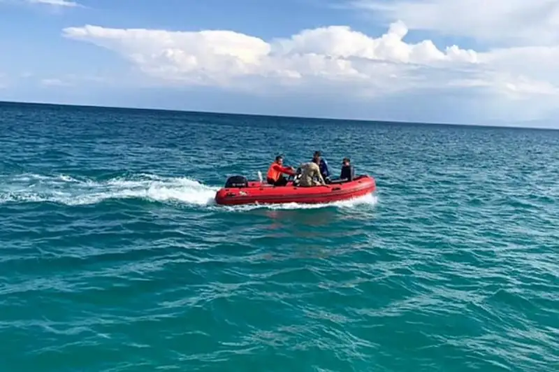 17 туристов на Иссык-Куле унесло ветром далеко от берега на катамаранах
