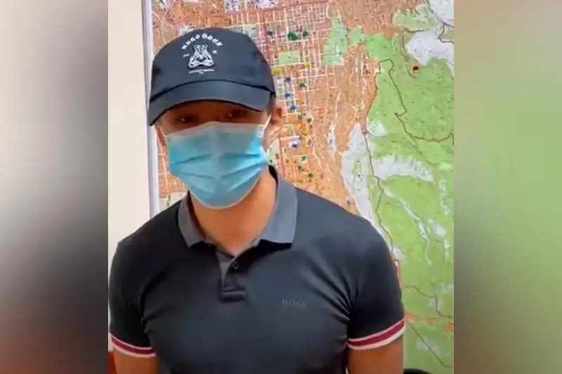 Напавший на официанта в алматинском кафе мужчина извинился перед потерпевшим