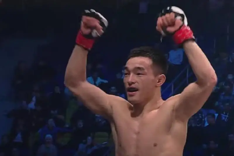 Непобежденный казахстанский боец «усыпил» узбекистанца в первом раунде