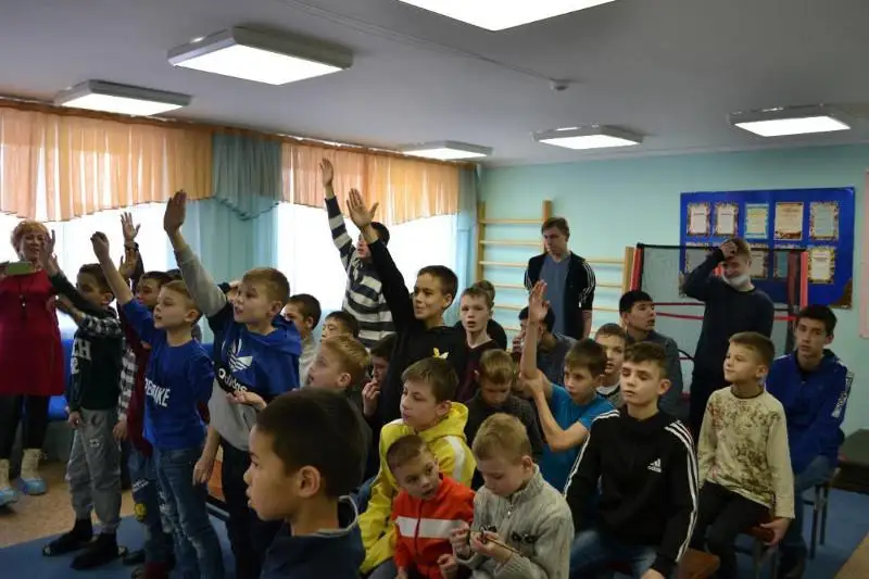 Qaraǵandylyq qutqarýshylar balalar úıiniń jetkinshekterin merekemen quttyqtady
