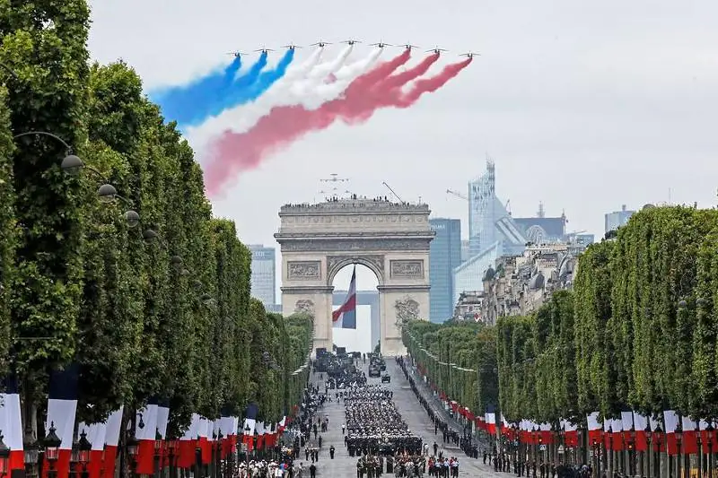 Традиционный военный парад возвращается на Елисейские поля