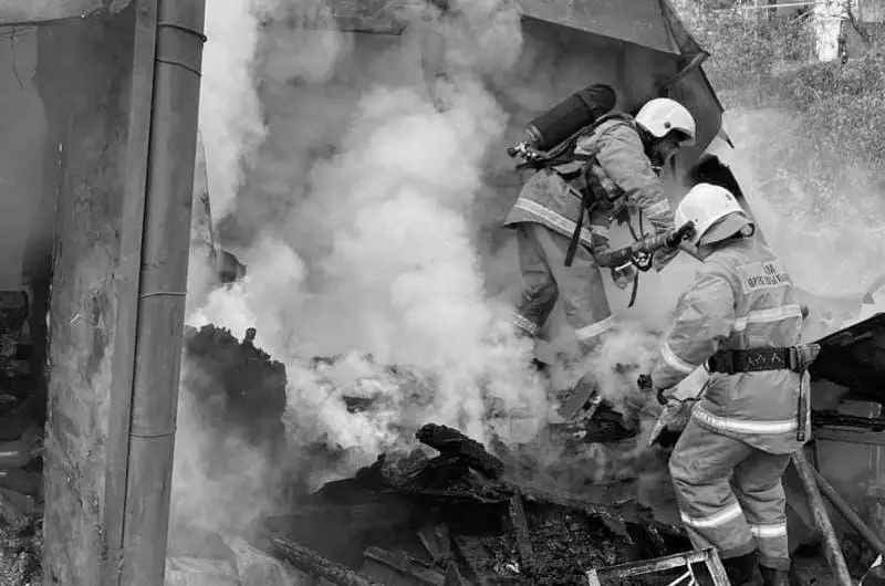 Алматинец спас женщину из горящего дома, еще два человека погибли