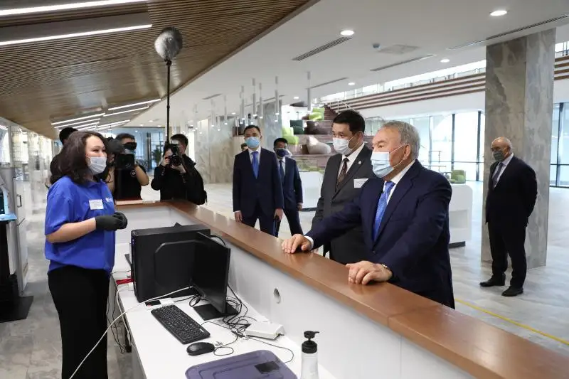 Нурсултан Назарбаев осмотрел зал редких книг и манускриптов  библиотеки «Farab»