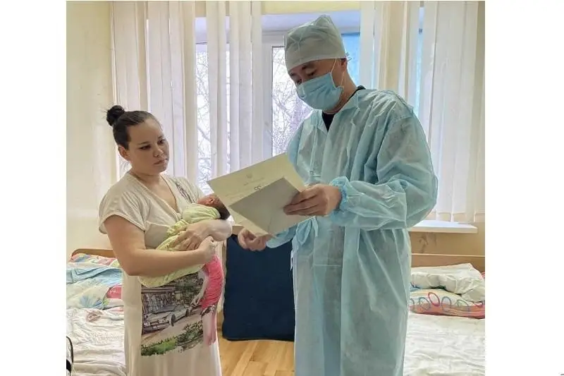 Подарочные боксы вручают родителям рождённых в День Независимости костанайских малышей