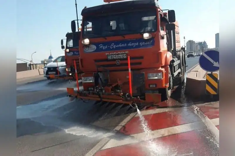 Nur-Sultan kósheleri arnaıy sýsabynmen jýylady
