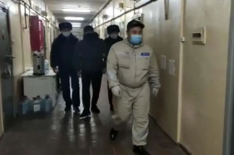 Плевавший в лифте астанчанин помещен в спецприемник для адмарестованных