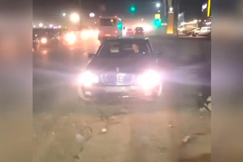 Полицейского, ехавшего по «встречке» без номеров, уволили в Алматы