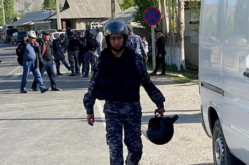 Qyrǵyzstan men Tájikstan shekarasynda kesheden beri shıelenis júrýde