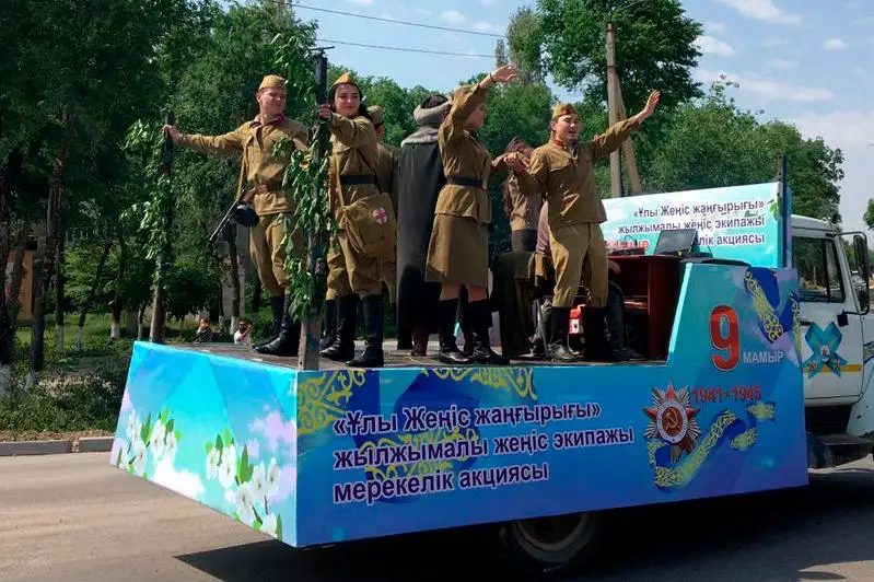 «Экипажи Победы» с песнями военных лет проехали по Таразу