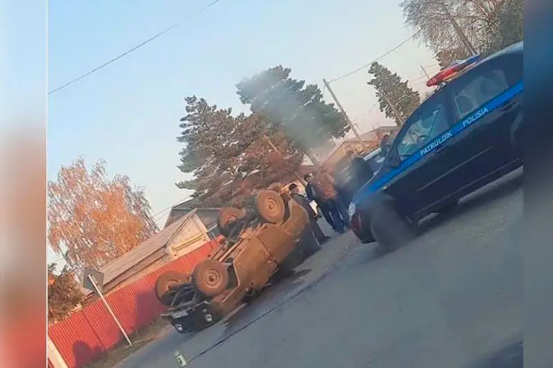 От столкновения с легковушкой опрокинулся УАЗ в СКО