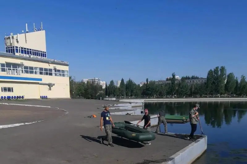 Сбор мусора и очистку водной глади продолжают в столице