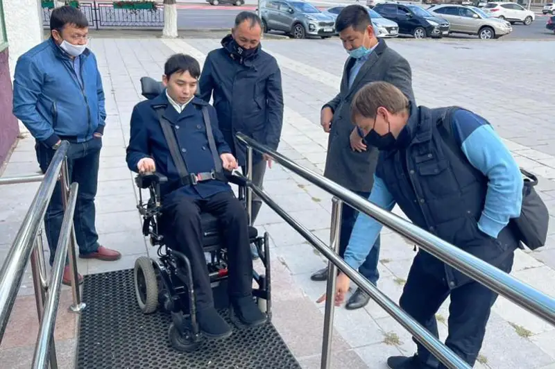 Инклюзивные проекты в Карагандинской области: пандусы, реабилитация и инватакси