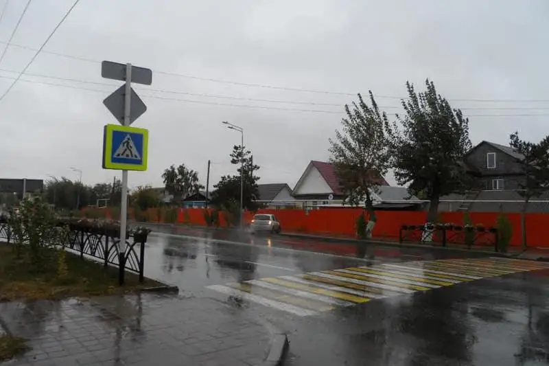 В Костанае автомобиль врезался в дерево: есть погибший