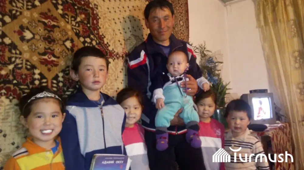 Қырғызстанда 29 жастағы келіншек ең жас батыр ана атанды